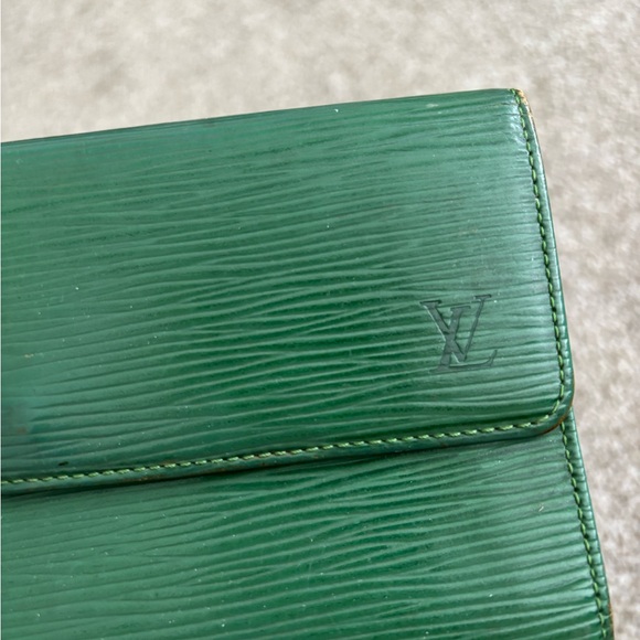Authentic Louis Vuitton Vintage Green Epi Leather Sarah Long Wallet - Picture 2 of 13